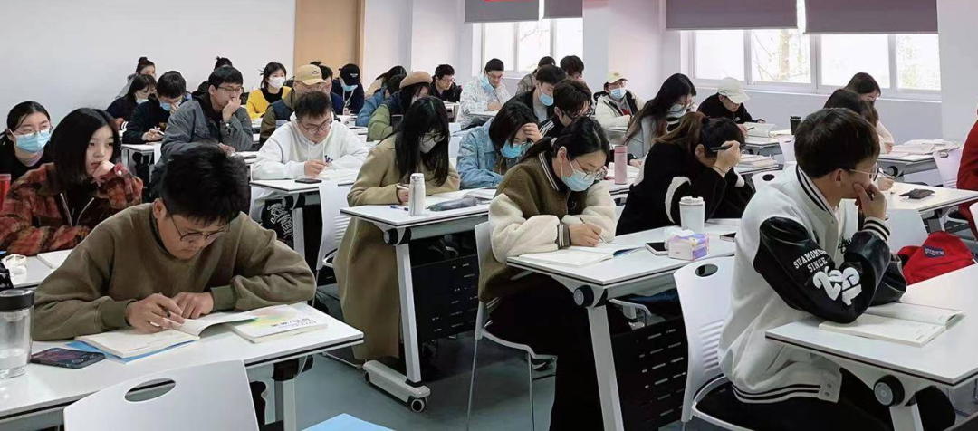 　　愜意的教學環(huán)境 良好的學習氛圍