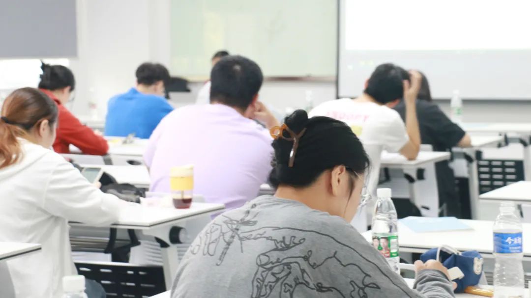 　　零基礎(chǔ)學(xué)員也可以通過(guò)短時(shí)間學(xué)習(xí)通過(guò)考試; 　　全程講練考評(píng)、 　　全程詳細(xì)跟蹤學(xué)習(xí);